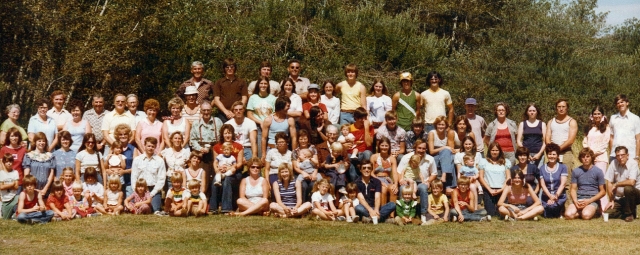 Cole Clan gathers for a group photo at the 1976 reunion.