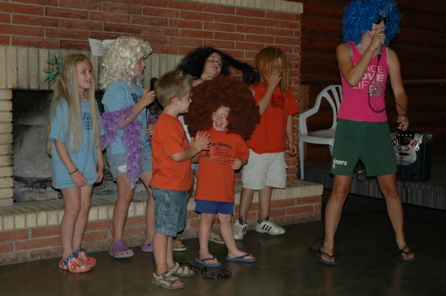 Young Cole Clan members display their singing and dancing talent during the 2006 Reunion.